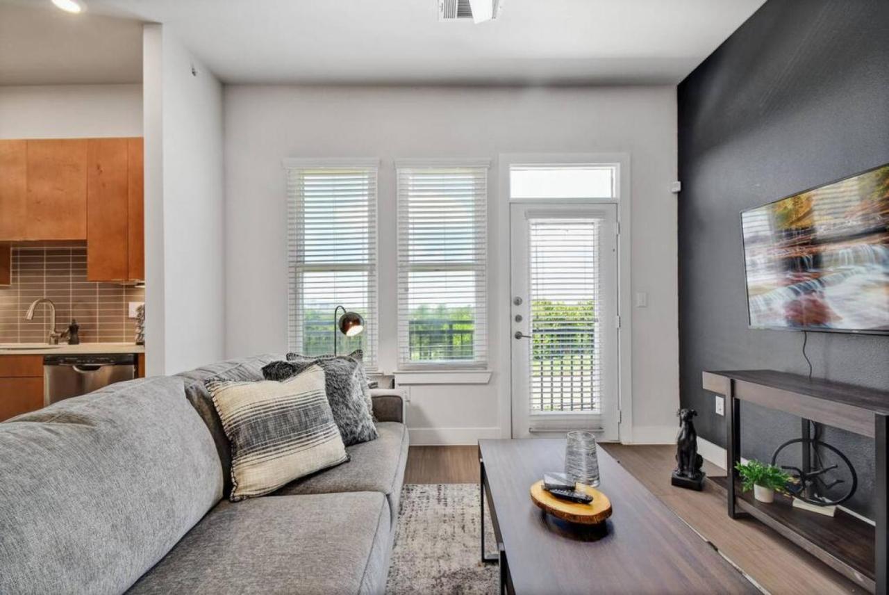 Spacious Close To Riverwalk Free Parking Apartment *